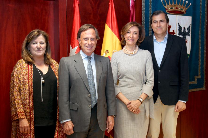 Firmantes posan tras la firma