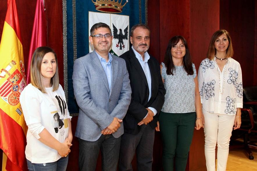 Firmantes posan tras la firma