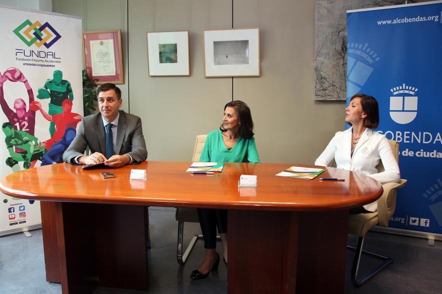 Firmantes charlan durante el encuentro