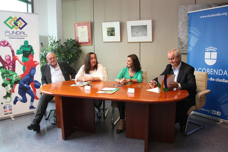 Firmantes charlan durante el encuentro