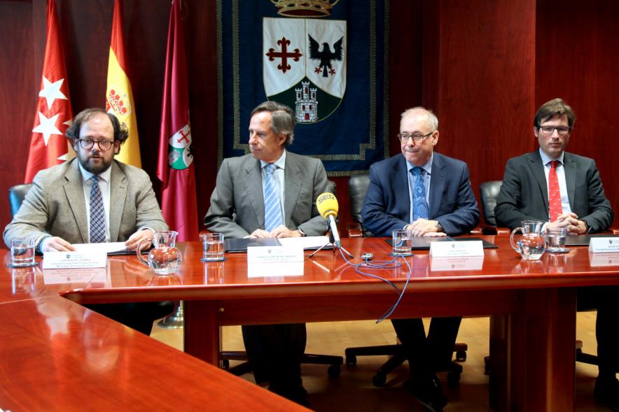 Representantes de cada una de las partes en la firma del acuerdo