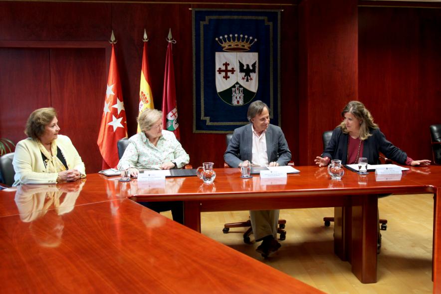 Representantes de cada una de las partes en la firma del acuerdo
