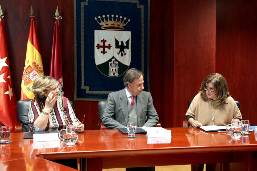 Firmantes charlan durante el encuentro