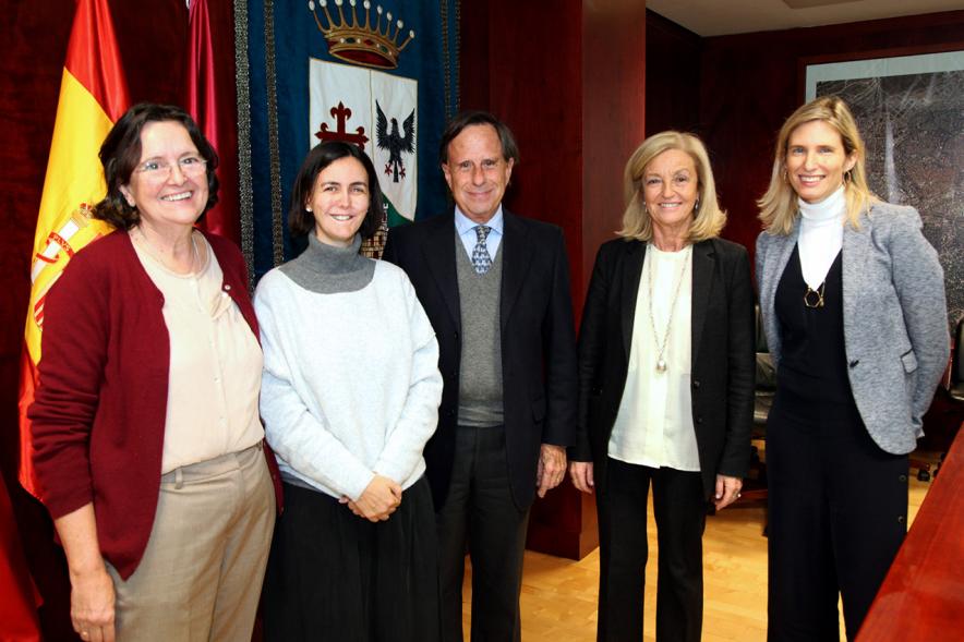 Firmantes posan tras la firma