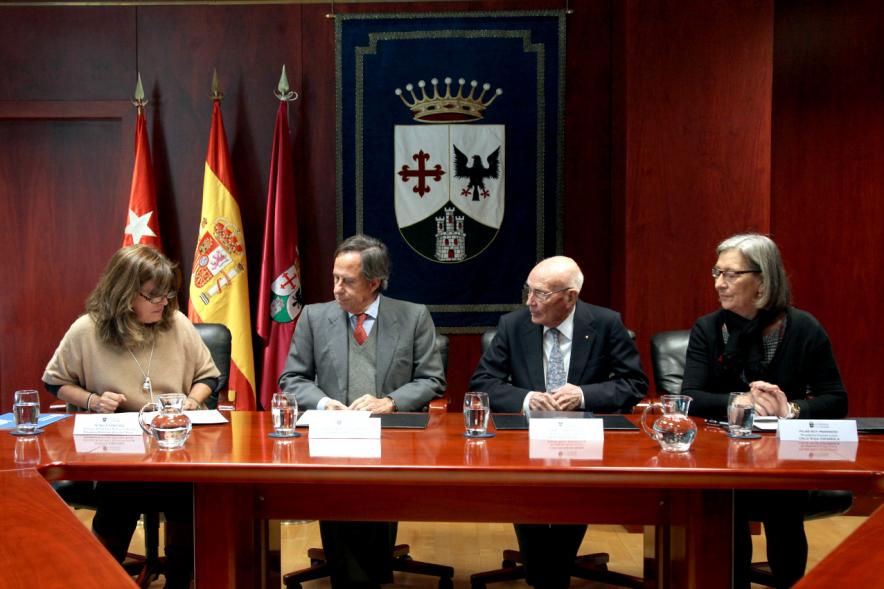 Firmantes charlan durante el encuentro