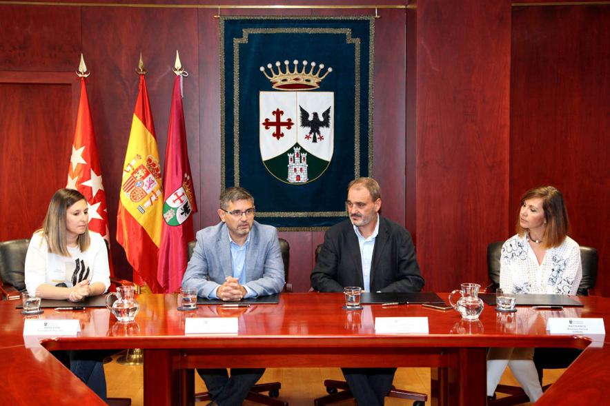 Representantes de cada una de las partes en la firma del acuerdo