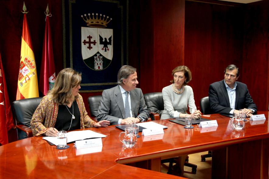 Representantes de cada una de las partes en la firma del acuerdo