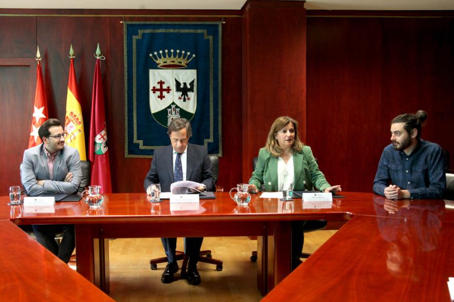 Firmantes charlan durante el encuentro