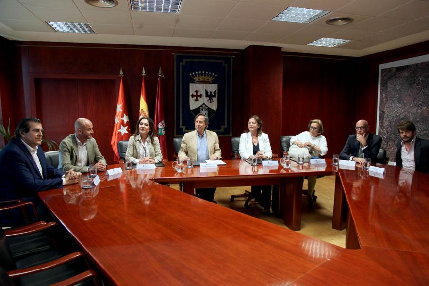  Vista general. Alcalde de Alcobendas, Ignacio García de Vinuesa, y la presidenta de la Hermandad de Nuestra Señora de la Paz, Isabel Páramo y demás autoridades.Firma Cesión Local para la Hermandad de la Paz -2019