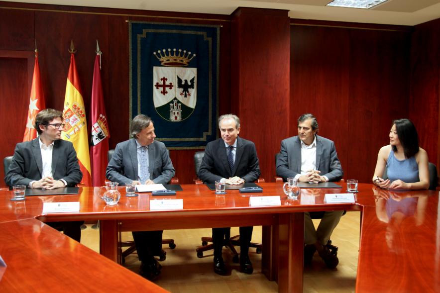 Firmantes charlan durante el encuentro