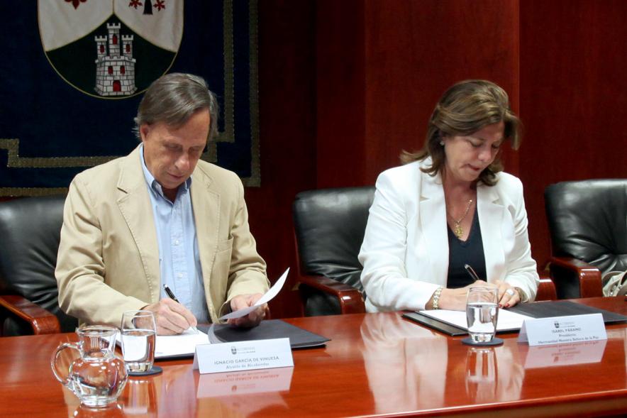  Vista general. Alcalde de Alcobendas, Ignacio García de Vinuesa, y la presidenta de la Hermandad de Nuestra Señora de la Paz, Isabel Páramo. Firma Cesión Local para la Hermandad de la Paz -2019