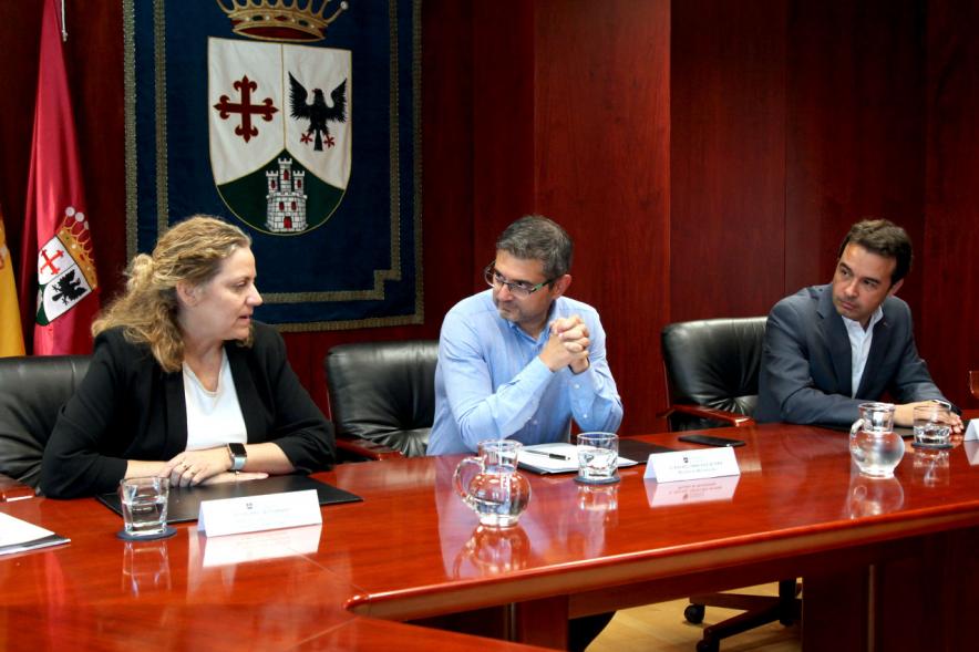 Firmantes charlan durante el encuentro