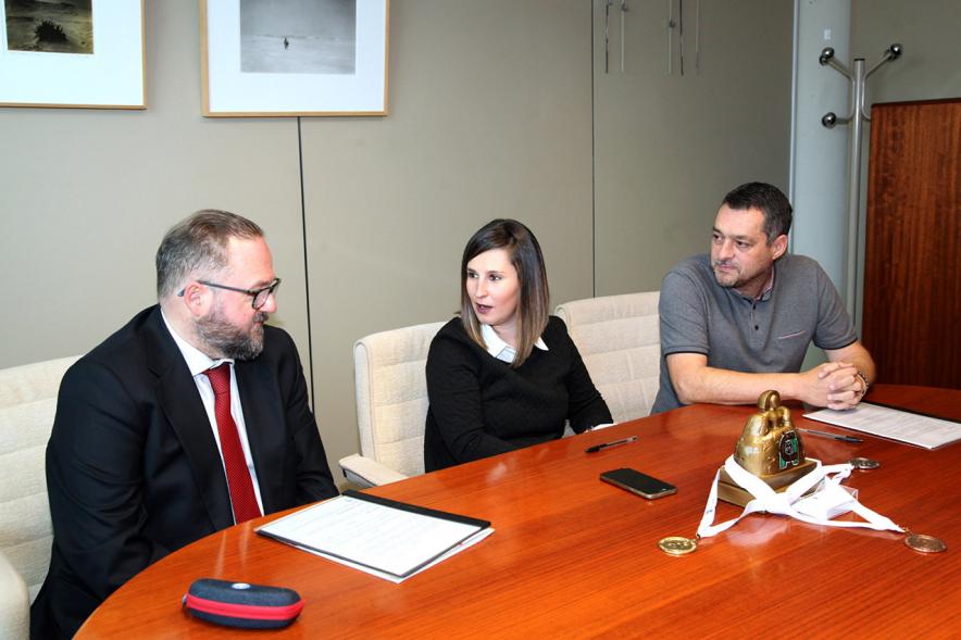 Firmantes posan tras la firma