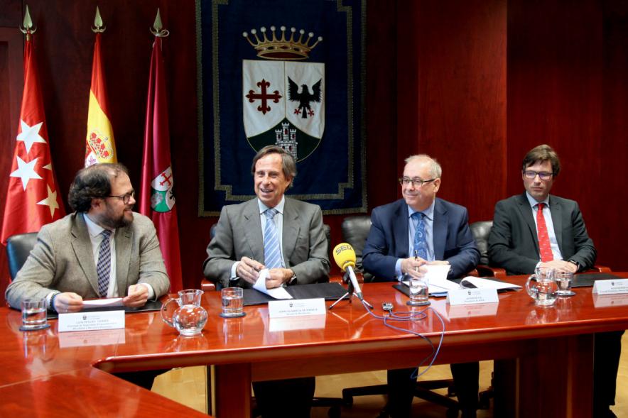Representantes de cada una de las partes en la firma del acuerdo