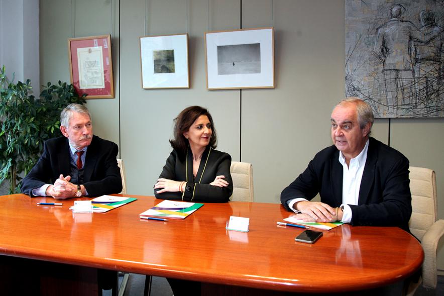 Firmantes charlan durante el encuentro