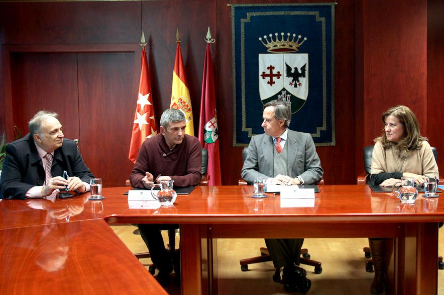 Firmantes charlan durante el encuentro