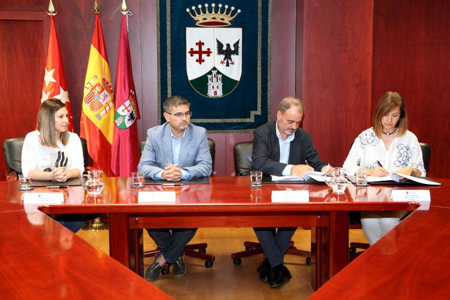 Representantes de cada una de las partes en la firma del acuerdo