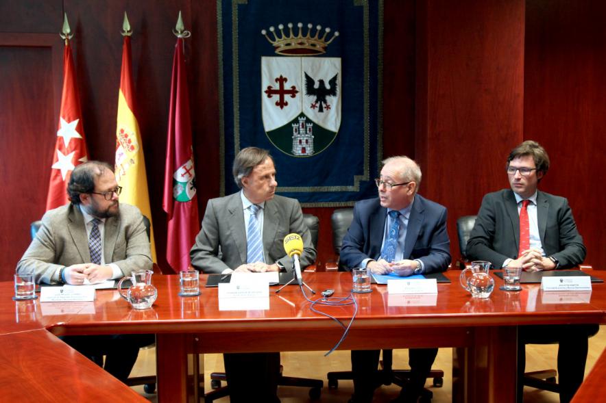 Firmantes charlan durante el encuentro