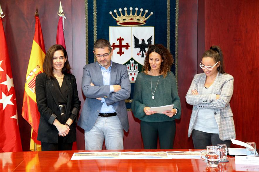 Firmantes posan tras la firma