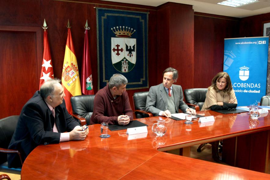 Representantes de cada una de las partes en la firma del acuerdo
