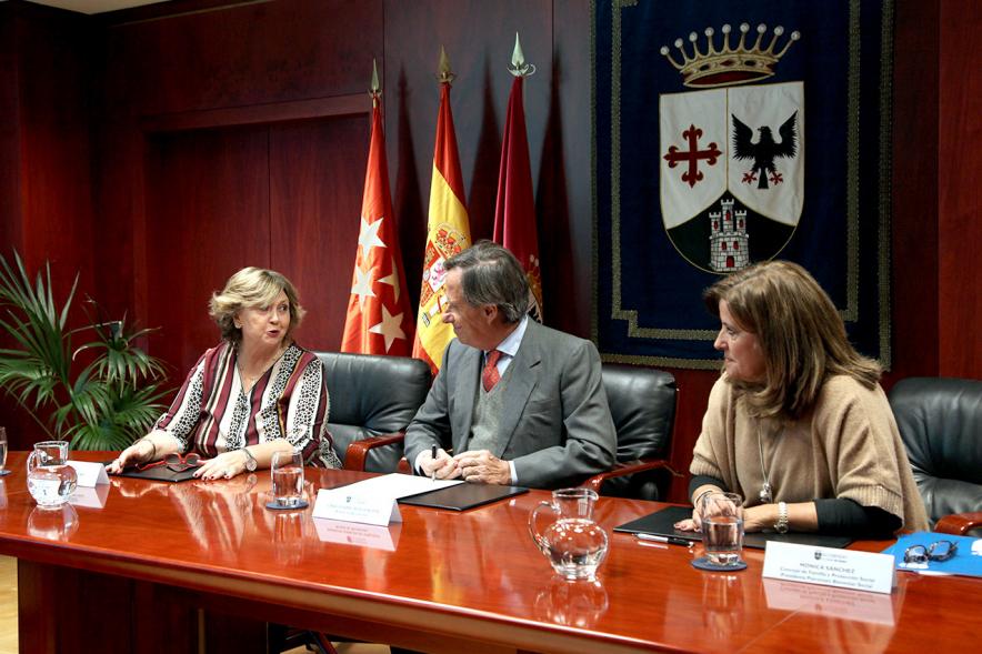 Representantes de cada una de las partes en la firma del acuerdo