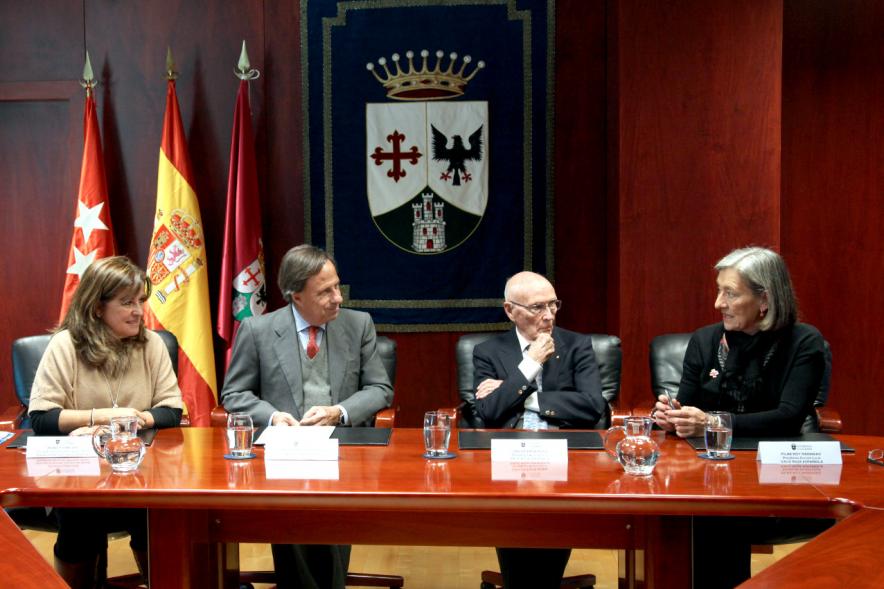 Firmantes charlan durante el encuentro