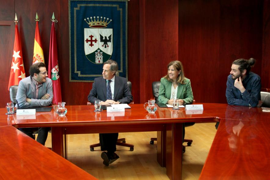Firmantes charlan durante el encuentro