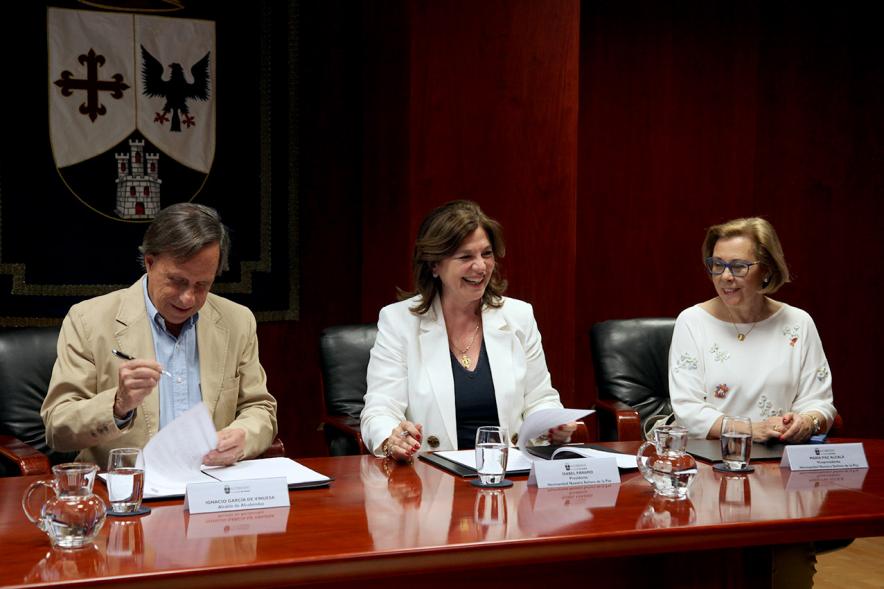  Vista general. Alcalde de Alcobendas, Ignacio García de Vinuesa, y la presidenta de la Hermandad de Nuestra Señora de la Paz, Isabel Páramo y demás autoridades. Firma Cesión Local para la Hermandad de la Paz 2019