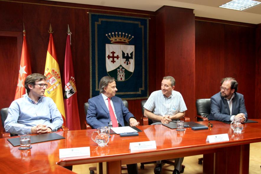 Firmantes charlan durante el encuentro