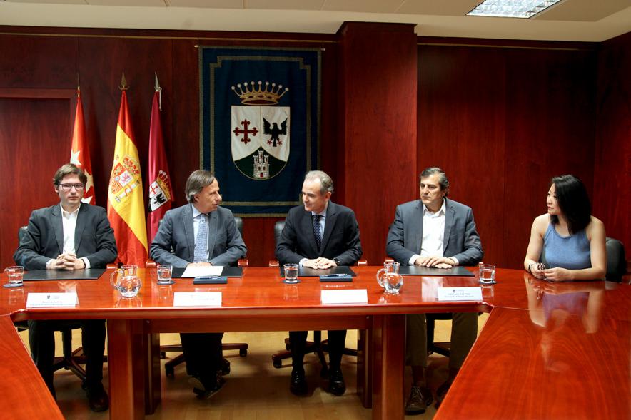 Representantes de cada una de las partes en la firma del acuerdo