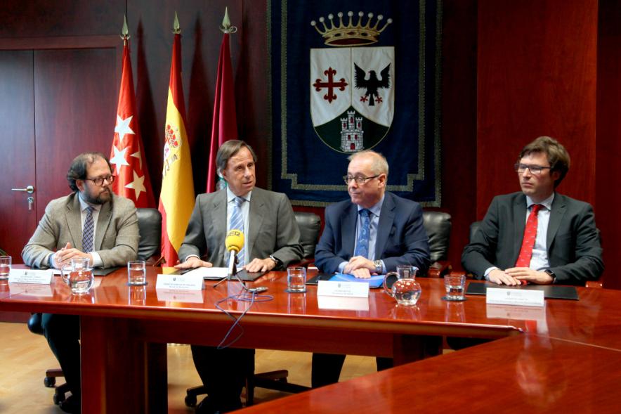 Representantes de cada una de las partes en la firma del acuerdo