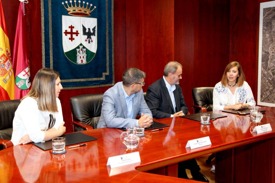 Representantes de cada una de las partes en la firma del acuerdo