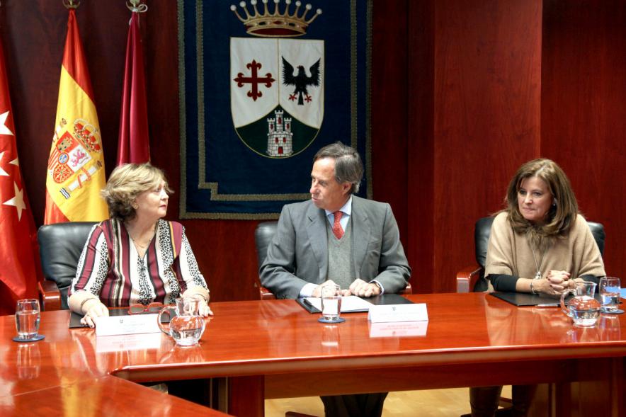 Firmantes charlan durante el encuentro