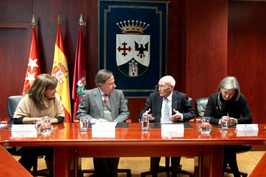Firmantes charlan durante el encuentro