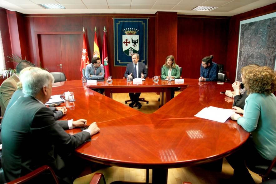 Firmantes charlan durante el encuentro