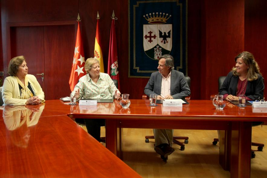 Firmantes charlan durante el encuentro