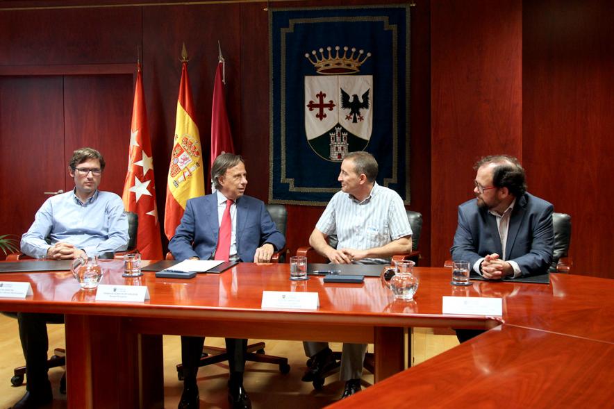 Firmantes charlan durante el encuentro