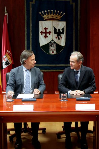 Firmantes charlan durante el encuentro