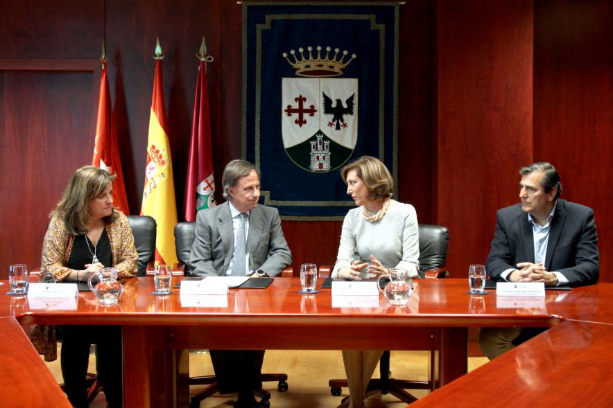 Firmantes charlan durante el encuentro
