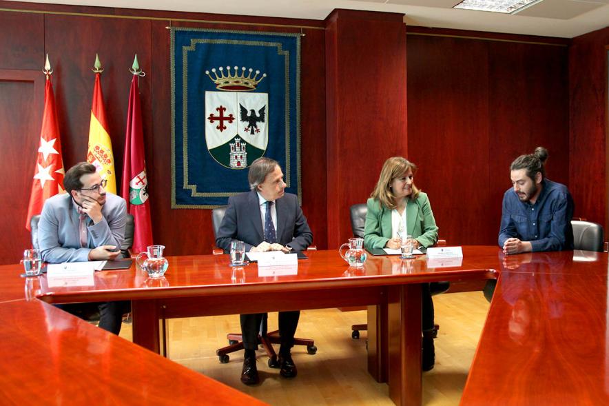 Firmantes charlan durante el encuentro