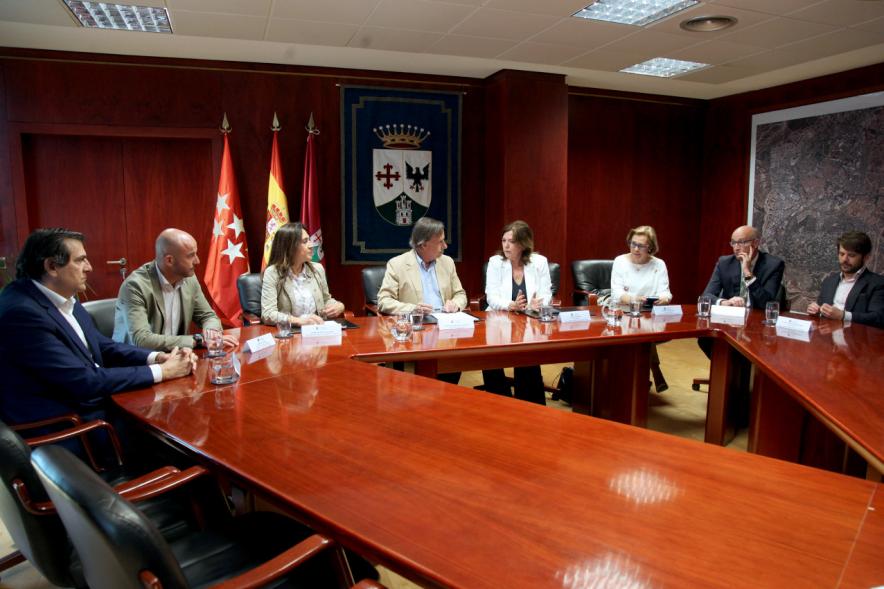  Vista general. Alcalde de Alcobendas, Ignacio García de Vinuesa, y la presidenta de la Hermandad de Nuestra Señora de la Paz, Isabel Páramo y demás autoridades. Firma Cesión Local para la Hermandad de la Paz - 2019