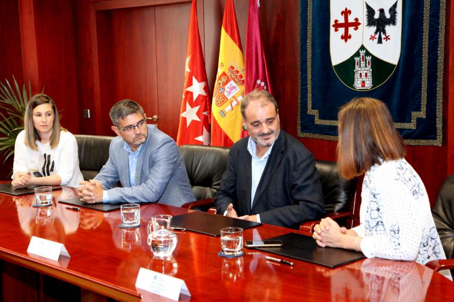 Firmantes charlan durante el encuentro
