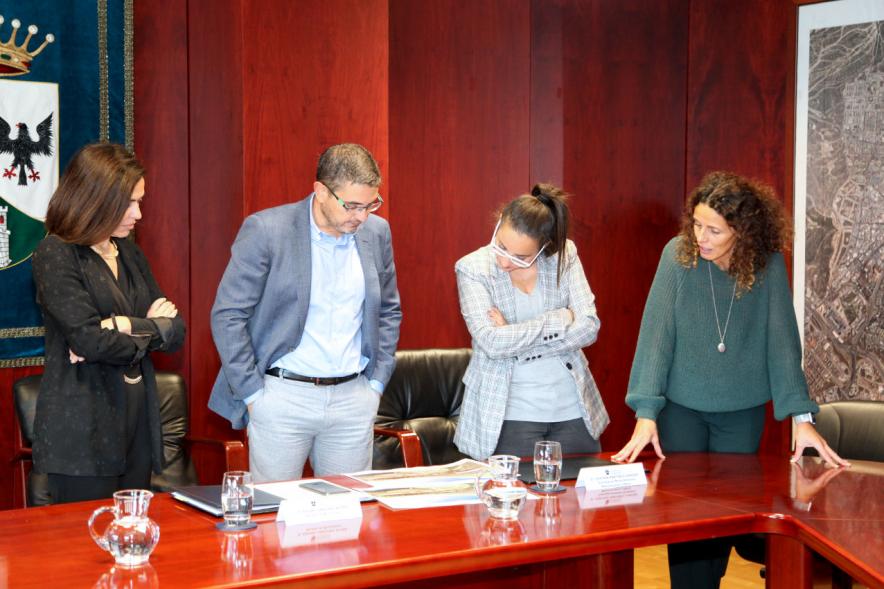 Firmantes observan imágenes del proyecto