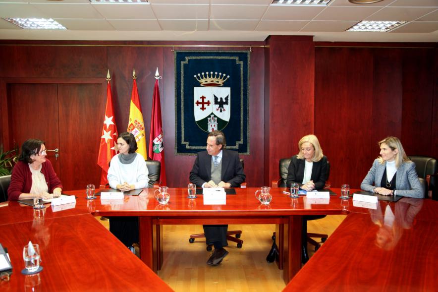 Firmantes charlan durante el encuentro