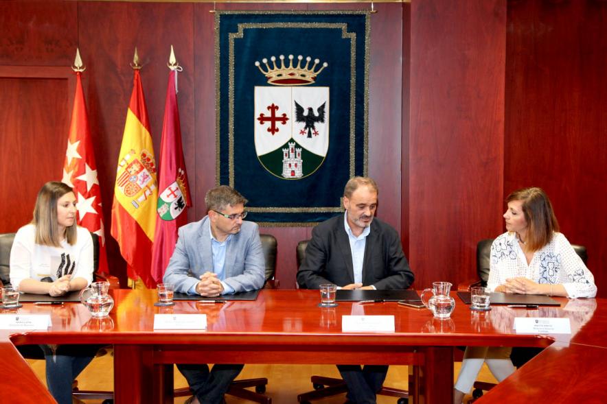 Firmantes charlan durante el encuentro