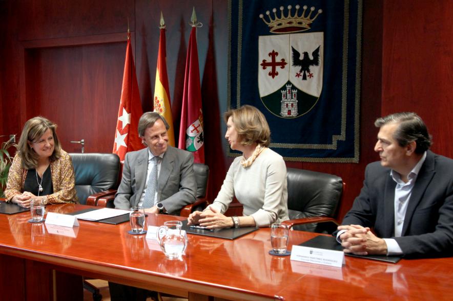 Firmantes charlan durante el encuentro