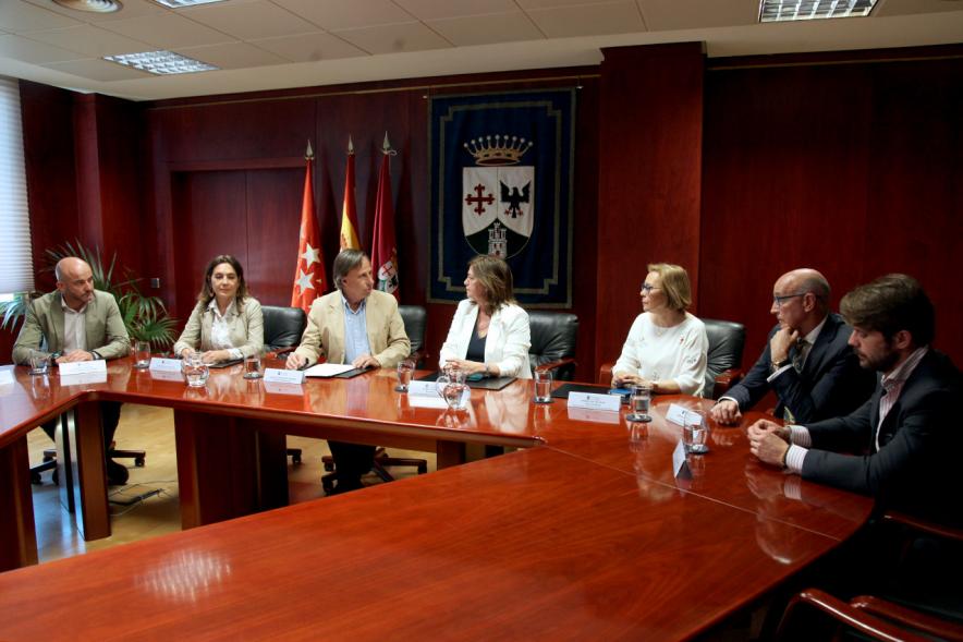  Vista general. Alcalde de Alcobendas, Ignacio García de Vinuesa, y la presidenta de la Hermandad de Nuestra Señora de la Paz, Isabel Páramo y demás autoridades. Firma Cesión Local para la Hermandad de la Paz - 2019