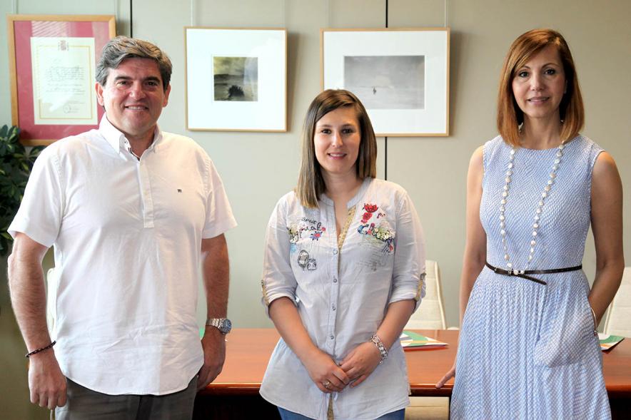 Firmantes posan tras la firma