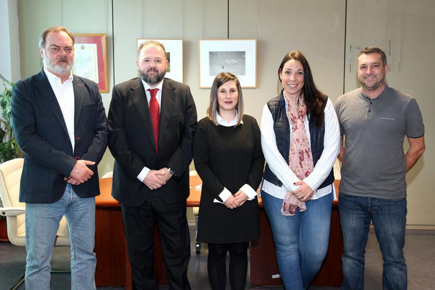 Firmantes posan tras la firma