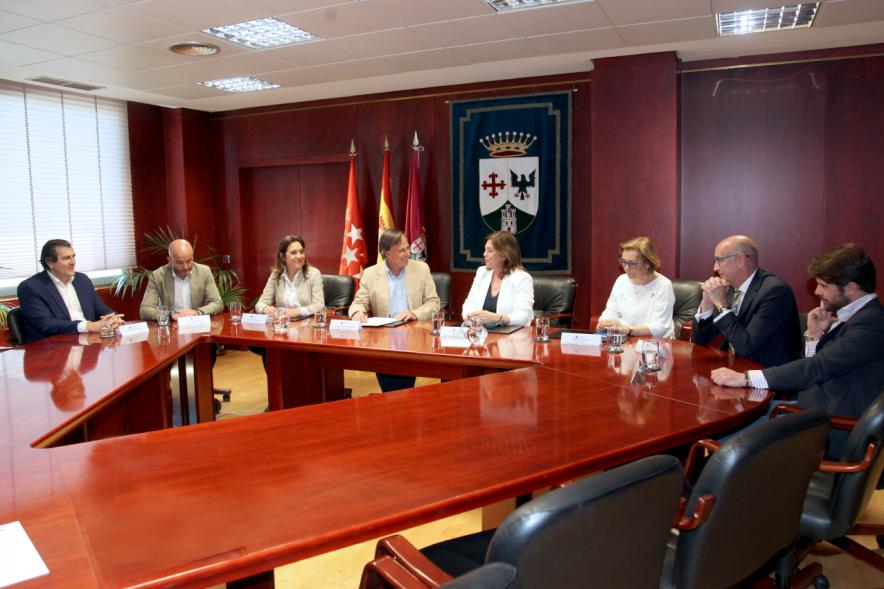  Vista general. Alcalde de Alcobendas, Ignacio García de Vinuesa, y la presidenta de la Hermandad de Nuestra Señora de la Paz, Isabel Páramo y demás autoridades.Firma Cesión Local para la Hermandad de la Paz -2019